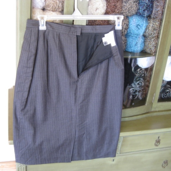 Escada grey pinstripe skirt - Picture 4 of 7